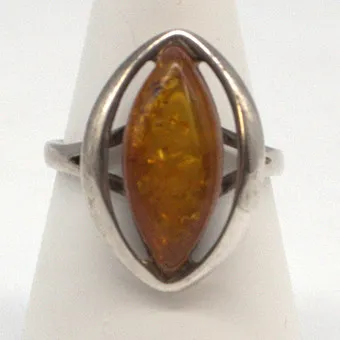 Designer ring sterling zilver met barnsteen bezet, opengewerkte zetting, 20e eeuw.
