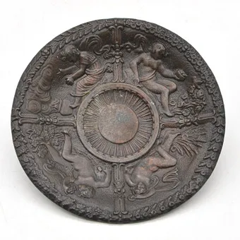 Assiette décorative en relief avec allégories des quatre saisons, fonte, 19e siècle.