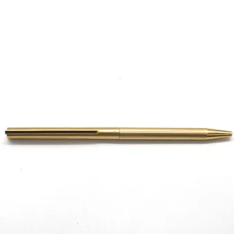 S.T. DUPONT. STYLO BILLE S.T. DUPONT CLASSIQUE DORÉ, DESIGN À STRIES VERTICALES.