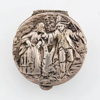 OTTO ARTHUR KÖLN. PILLENDOOSJE, 800ER ZILVER, GENRESCÈNE, EIND 19E EEUW.