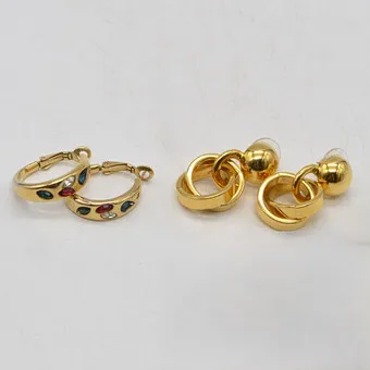 BOUCLES D'OREILLES VINTAGE EN LOT, DEUX PAIRES, DORÉES, VERS 2000.
