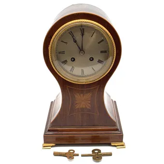 ADOLPHE MOUGIN. DEUX MÉDAILLES HORLOGE FRANÇAISE BALLON, ACAJOU AVEC MARQUETERIE RICHE, PROVENANT D'UN MAÎTRE HORLOGER, FIN 19E SIÈCLE.