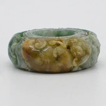 Decoratieve jade ring, vleermuizen en perziken, handgesneden, China, ca. 1980.