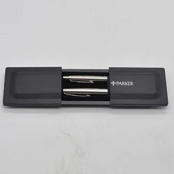 PARKER, DEUX STYLOS BILLE, EMBALLAGE D'ORIGINE ET CERTIFICAT DE GARANTIE, ACIER INOXYDABLE, VINTAGE.
