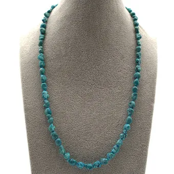 TURQUOISE NUGGET NECKLACE, INDIVIDUALLY KNOTTED, WITH SILVER-PLATED CLASP, 20TH CENTURY.