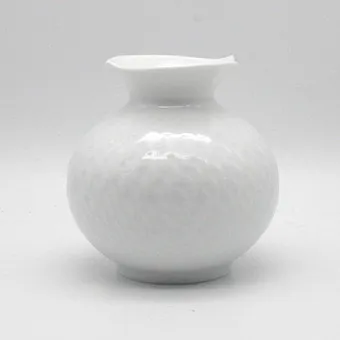 MEISSEN VASE WITH RELIEF, SHAPE "WELLENSPIEL RELIEF", WHITE, H 9 CM, 1ST CHOICE, NEW WITH ORIGINAL PACKAGING.