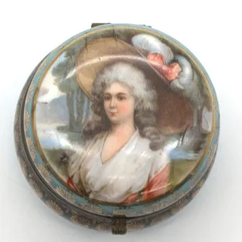 PORCELÁNOVÁ DOZA SE ZLATÝMI DEKORACEMI, V MOSAZNÉM RÁMU PORTRÉT ŠLECHTIČNY 19. STOLETÍ.