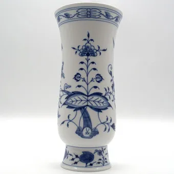 MEISSEN. ФАРФОРОВАЯ ВАЗА С РИСУНКОМ ЛУКОВИЦА, 1-Й СОРТ, 20 ВЕК, ОК. 20,5 СМ.