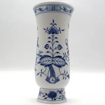 Meissen. Wazon porcelanowy wzór cebulowy, 1. wybór, XX wiek, ok. 20,5 cm.