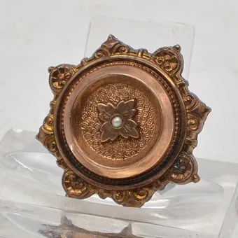 Broche Biedermeier en or mousseux, petite perle de rivière, fin du 19e siècle.
