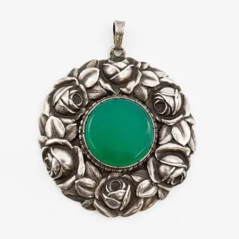 JOSEF PAUSER. DESIGNER PENDANT WITH LARGE CHRYSOPRASE, 800 SILVER SETTING, WITH MAKER'S MARK "JP", FOR OTT-PAUSERSCHE FACTORY, GERMANY (SCHWÄBISCH GMÜND) CIRCA 1920.