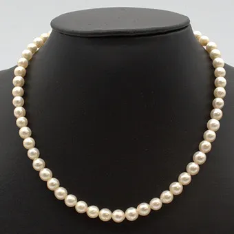 J. KÖHLE. PEARL NECKLACE, WHITE, INDIVIDUALLY KNOTTED, STERLING SILVER CLASP, GERMANY, 20TH CENTURY. APPROX. 38.5 CM.