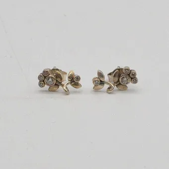RICHARD AXEL BALLE. UNE PAIRE DE BOUCLES D'OREILLES DESIGNER, FLEURS TORSADÉES, ARGENT STERLING AVEC ZIRCON, DANEMARK, VERS 1930.