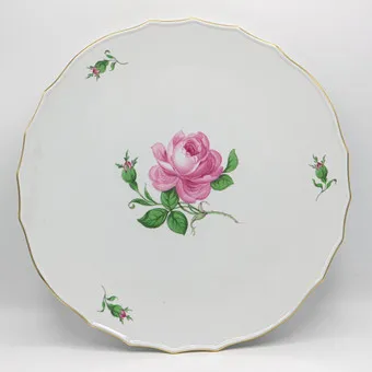 MEISSEN, GROOT BORD, RODE ROOS, PORSELEIN, GOUDEN RAND, 2E KEUZE, VROEG 20E EEUW, DM 33 CM.