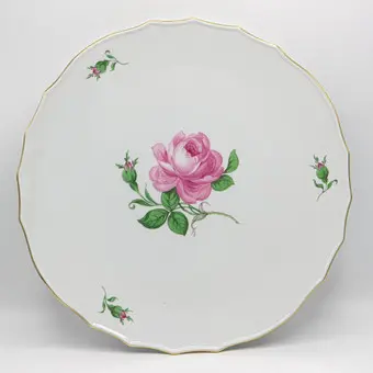 MEISSEN, GROOT BORD, RODE ROOS, PORSELEIN, GOUDEN RAND, 2E KEUZE, VROEG 20E EEUW, DM 33 CM.