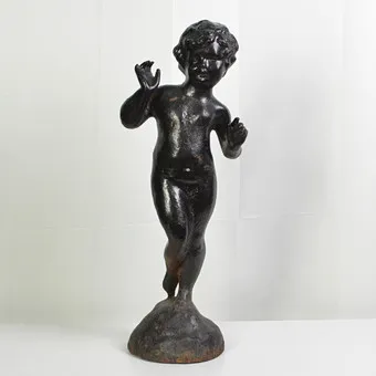 SCULPTURE ANTIQUE, GARÇON NU, FER, PATINE FONCÉE, DÉBUT 19E SIÈCLE.