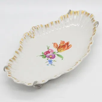 KPM BERLIN, ASSIETTE DÉCORATIVE EN PORCELAINE, DÉCOR FLORAL ET DORURE (PEINTE À LA MAIN), AVEC SUPPORT, VERS 1900.