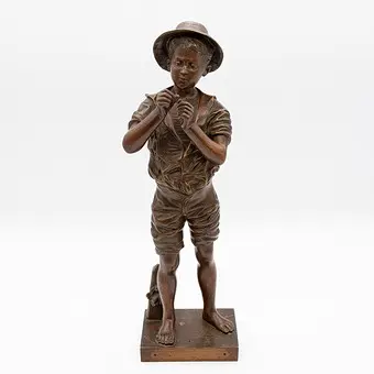 ADOLPHE JEAN LAVERGNE. SCULPTURE D'UN JEUNE PÊCHEUR RAMENANT UN APPÂT, BRONZE PATINÉ BRUN, SIGNÉE "LAVERGNE" SUR LE SOCLE.