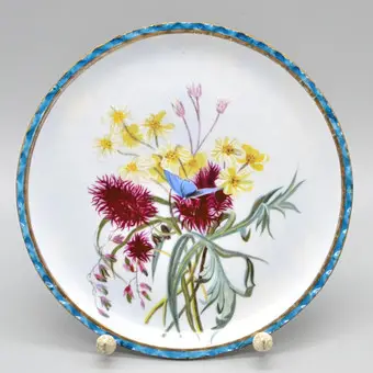 Handbeschilderd bord, bloemen, porselein, gouden rand, begin 20e eeuw.