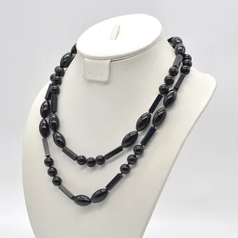 Collier continu en onyx, perles polies, trois formes, liées en structure, fin 19e siècle.