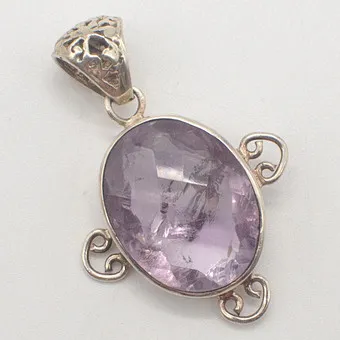 COLLIERANHÄNGER MIT FACETTIERTEM AMETHYST (MIT EINSCHLÜSSEN), DURCHBROCHENE FASSUNG, STERLINGSILBER, SPÄTE 20. JAHRHUNDERT.