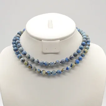 Collier de perles en lapis-lazuli naturel, fermoir doré, surface polie, noué individuellement, vers 1950, env. 80 cm.