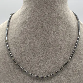 Collier en hématite, poli, cylindrique, éléments intermédiaires et fermoir en argent 835, vers 1950, env. 42 cm.