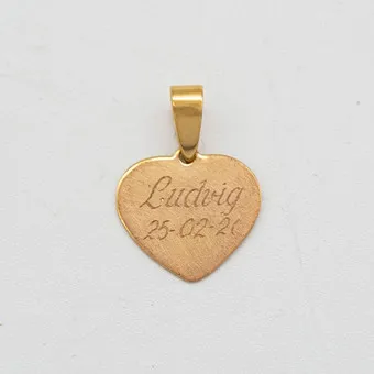 COLLIERHANGER VAN 8 KARAAT GEELGOUD MET GRAVURE "LUDWIG", HART, ONTWERPER "AKZ", VINTAGE.