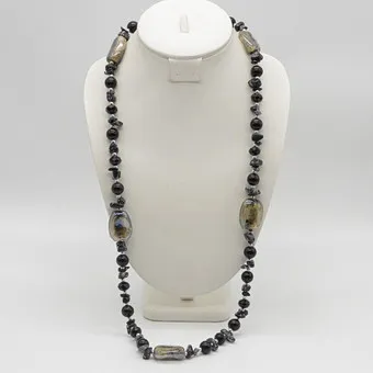 MURANO GLAS PERLENCOLLIER, MIT SCHNEEFLOCKENOBSIDIAN, VERSILBERTE PERLEN, ENDLOS, 20. JAHRHUNDERT.