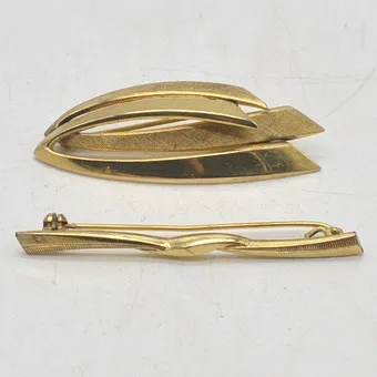 TWEE STAAF BROCHES, AMERICAN DOUBLE, GEBRÜDER KUTTROFF PFORZHEIM EN ONLEESBARE STEMPEL, VROEG 20E EEUW.