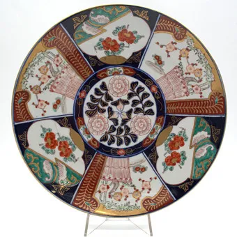 JAPANISCHER HANDBEMALTER PORZELLANTELLER IM IMARI-STIL, UM 1900.