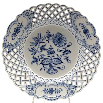 Meissen. Plate, onion pattern, pierced border. 20th century, 3rd choice, D. 24.5 cm.