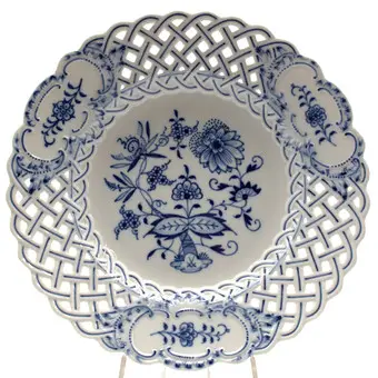 Meissen. Talíř, cibulový vzor, prolamovaný okraj. 20. století, 3. jakost, pr. 24,5 cm.