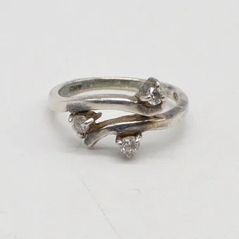 Bague faite main en argent sterling par "ANY", forme organique avec zircons, fin 20e siècle.