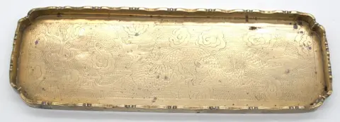 Čínský mosazný tác s motivem draka, kolem 1900.