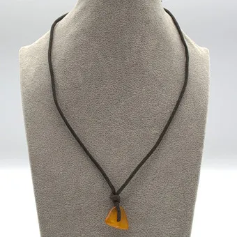 Collier vintage, cabochon d'ambre, taillé, sur cordon de cuir, 20e siècle.