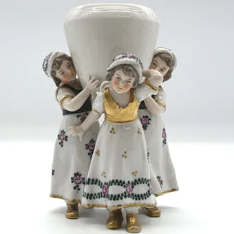 CAPODIMONTE. „NEAPEL“ FIGURENGRUPPE 3 MÄDCHEN TRAGEN VASE , MIT FLORALEN UND GOLD VERZIERUNGEN, HANDGEMALT, ITALIEN 19. JAHRHUNDERT.