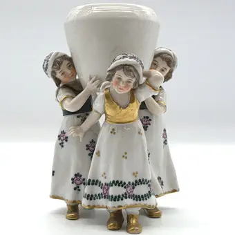 CAPODIMONTE. "NAPLES" FIGURE GROUP 3 GIRLS CARRYING VASE, WITH FLORAL AND GOLD DECORATIONS, HAND-PAINTED, ITALY 19TH CENTURY.