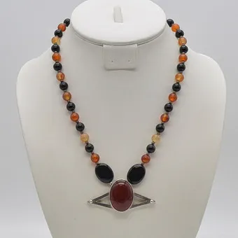 J. Köhle, designer necklace with an agate cabochon pendant, sterling silver setting, agate beads, Germany (Pforzheim), around 1970s.