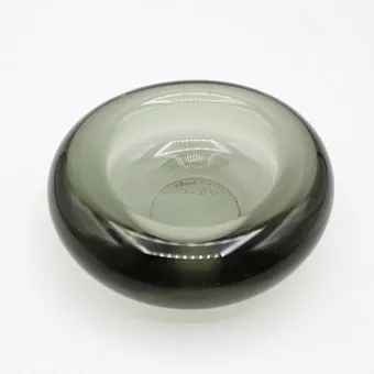 PER LÜTKEN. FÜR HOLMEGAARD, KERZENHALTER AUS RAUCHGLAS, 1962, MONOGRAMMIERT.