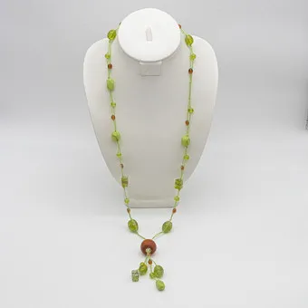 HANDGEMACHTES COLLIER MIT MURANO GLAS PERLEN, GRÜN UND BRAUN, MIT GOLDFLITTER, VINTAGE.