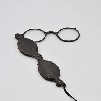 LORGNON, LUNETTES À MANCHE EN ÉCAILLE, ENV. 12,5 CM, DÉBUT 19E SIÈCLE.
