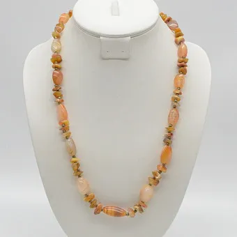 Edelsteenketting van carneool, natuurlijke stenen en gepolijste parels, vergulde tussenkralen, met schroefsluiting, vintage, ca. 63 cm.