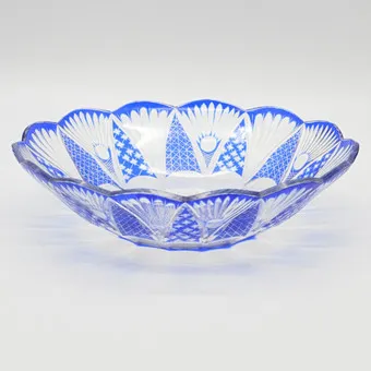 ANTIKE BÖHMISCHE SCHALE, KRISTALLGLAS MIT ÜBERFANGGLAS, HANDGESCHLIFFEN, SPÄTES 19. JAHRHUNDERT.