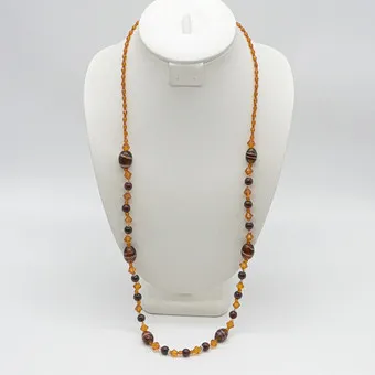 MURANO GLAS PERLENCOLLIER, BRAUN ORANGE, GOLDFLITTER, FACETTIERTE PERLEN, VERGOLDETER VERSCHLUSS, CA. 82 CM, 20. JAHRHUNDERT.