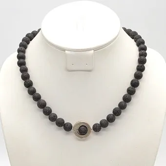 Collier de perles design en pierre de lave, pendentif rond brossé, pendentif et fermoir en argent sterling, env. 47 cm.