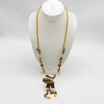 Handgemaakte tijgeroog ketting met een olifant, handgepolijst oppervlak, citrienkleurige glazen tussenparels, vintage.