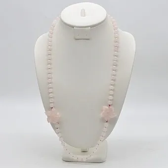 ROZENKWARTS COLLIER, TWEE HANDGESNEDEN BLOEMEN VAN ROZENKWARTS, EINDLOOS, VINTAGE, CA. 71 CM.