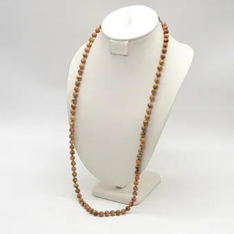 COLLIER DE PERLES EN JASPE PAYSAGE, NOUÉ INDIVIDUELLEMENT, FERMOIR À BROCHE, DÉBUT 20E SIÈCLE, ENV. 82 CM.