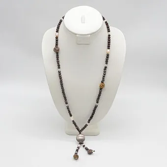 Pearl necklace of faceted almandine, asymmetric structure with silver wire balls and natural cultured pearls, handmade, sterling silver hook clasp, vintage, approx. 71 cm.